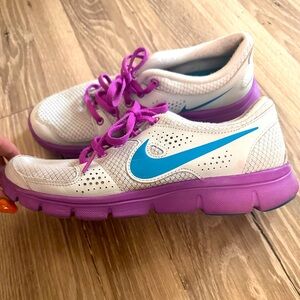 Nike woman’s size 6.5 sneakers.